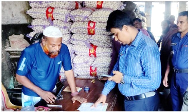 ডিম ও পেঁয়াজ বেশি দামে বিক্রি করায় ৬ প্রতিষ্ঠানকে জরিমানা